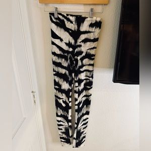 Alexander McQueen women’s black and white pattern leggings